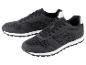 Deux baskets noires avec des semelles blanches.