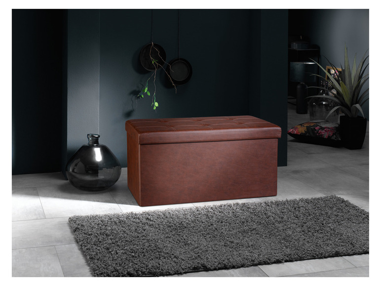 Un banc de rangement marron avec un tapis moelleux.