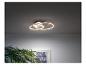 Un luminaire de plafond moderne avec des anneaux LED ronds