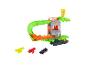 Circuit de voitures jouets avec un alligator vert, un bâtiment et une voiture jouet bleu foncé.