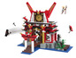 Un bâtiment de temple japonais rouge avec des ninjas, construit en LEGO.