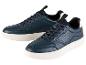 Deux paires de baskets bleues avec des semelles blanches.