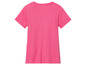 Un t-shirt rose à manches courtes.