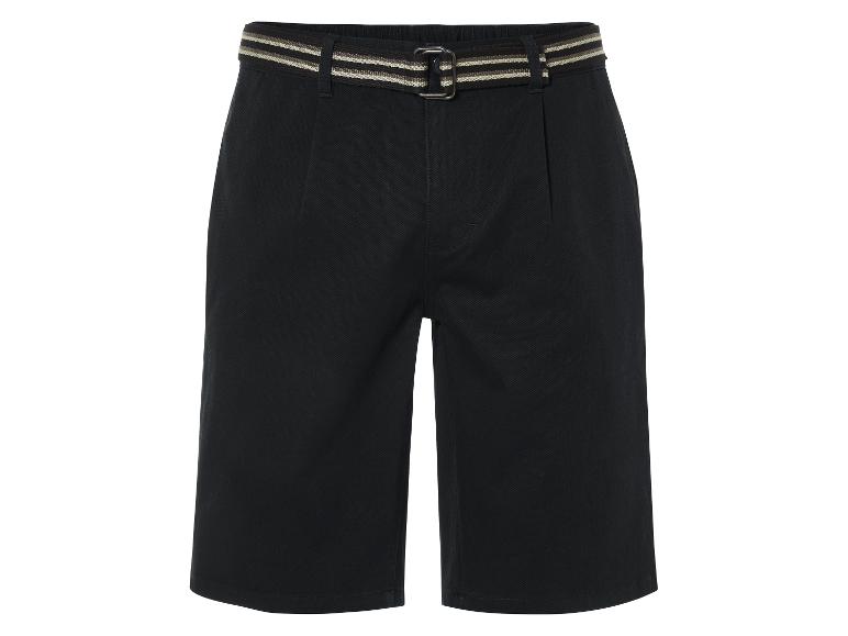Shorts noirs avec ceinture à rayures.