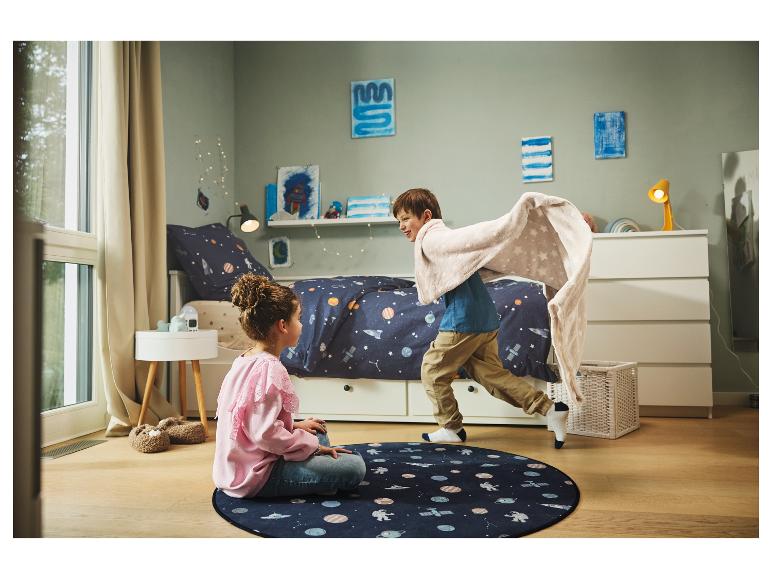 Enfants jouant dans une chambre d'enfant sur le thème de l'espace.