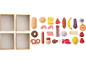 Quatre boîtes en carton vides et un assortiment de jouets alimentaires en bois.
