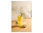 Verre de limonade avec romarin et citron vert sur une table en bois.