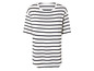 Un t-shirt blanc à rayures bleues.