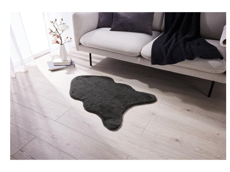 Tapis en fausse fourrure gris dans un salon moderne.