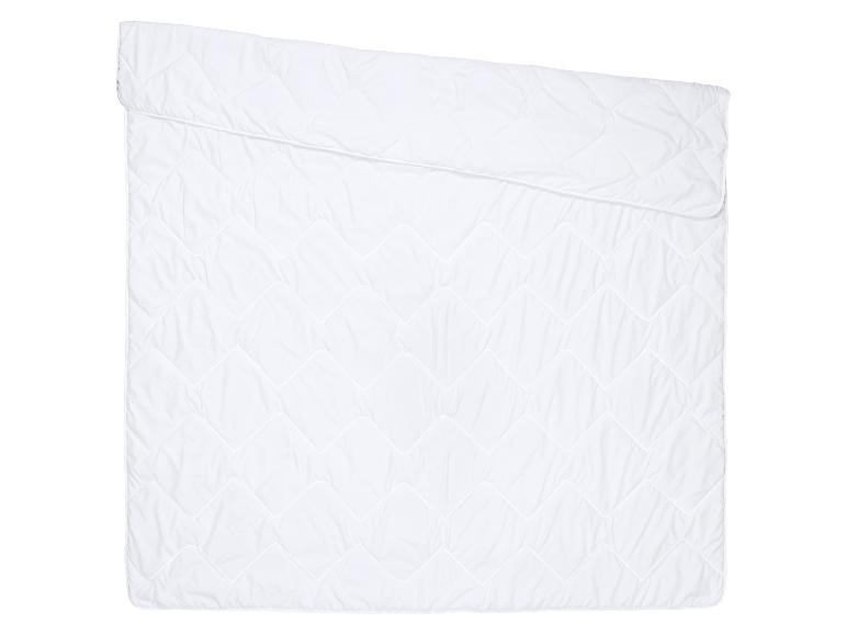 Couette blanche matelassée avec un motif en zigzag