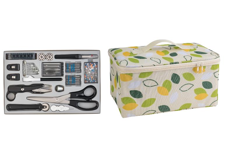 Kit de couture avec ciseaux, aiguilles et accessoires dans une boîte, et un sac de couture à motif feuilles.