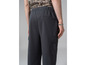 Pantalon cargo gris foncé avec des poches.