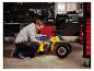 Homme avec lampe de travail LIVARNO® « The Mechanic » réparant un quad jaune.