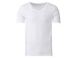 Un t-shirt blanc à col en V.