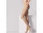 Collants beiges présentés sur un mannequin.
