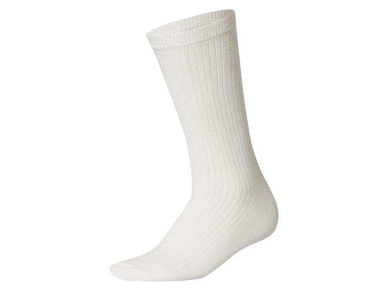 Chaussette de sport blanche en tissu côtelé.