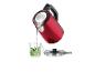 Une bouilloire rouge Silvercrest verse de l'eau chaude dans une tasse de menthe.