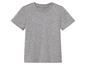 Un t-shirt gris à manches courtes.