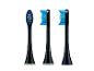Trois têtes de brosse à dents électriques noires avec des poils bleus et verts.