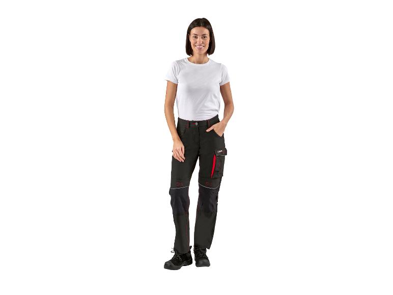 Femme portant pantalon de travail noir et chaussures de sécurité.