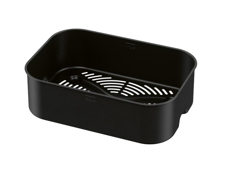 Panier de friteuse à air noir avec grille perforée et indicateurs de niveau MAX/MIN