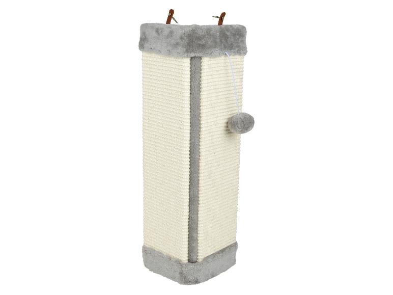 Griffoir mural beige en sisal avec bords en peluche grise et balle de jeu suspendue.