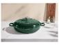 Cocotte en fonte verte avec couvercle sur un comptoir en marbre avec salière et poivrière.