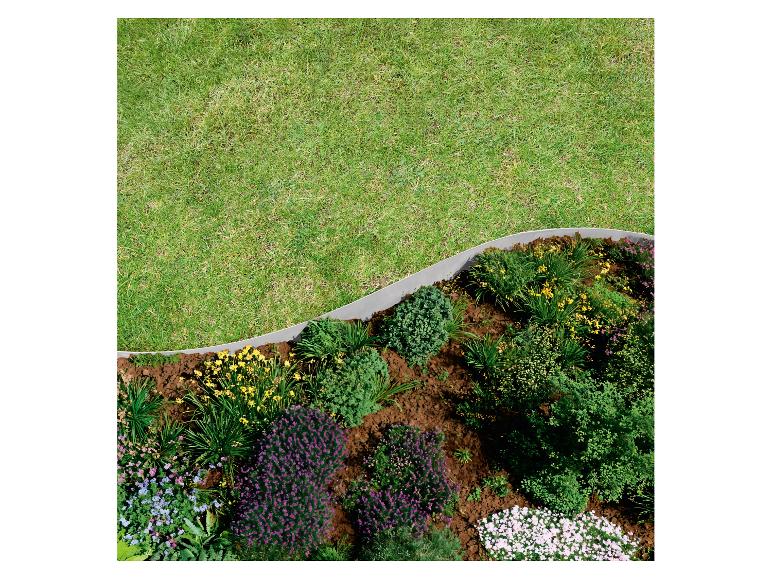 Parterre de jardin avec fleurs et arbustes, séparé de la pelouse par une bordure