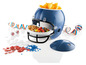 Un casque de football bleu rempli de chips, de bonbons et de confettis.