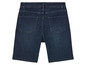 Un short en jean bleu, vu de dos.
