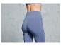 Une femme portant un legging bleu de la marque Gymshark.