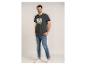 T-shirt gris foncé pour homme avec imprimé 'IBIZA CARNIVAL EIVISSA' et jean bleu.
