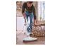 Homme nettoyant le sol avec un balai vapeur SilverCrest
