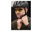 Un homme portant un casque de vélo et des lunettes de soleil.