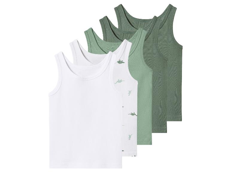Cinq débardeurs pour garçons en blanc, vert clair et vert foncé, certains avec des imprimés de dinosaures.