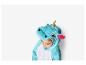 Un enfant dans une combinaison licorne bleue.