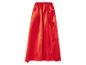 Jupe longue ou cape en satin rouge sur fond blanc