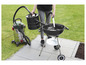 Une personne nettoie un barbecue avec un aspirateur Parkside.