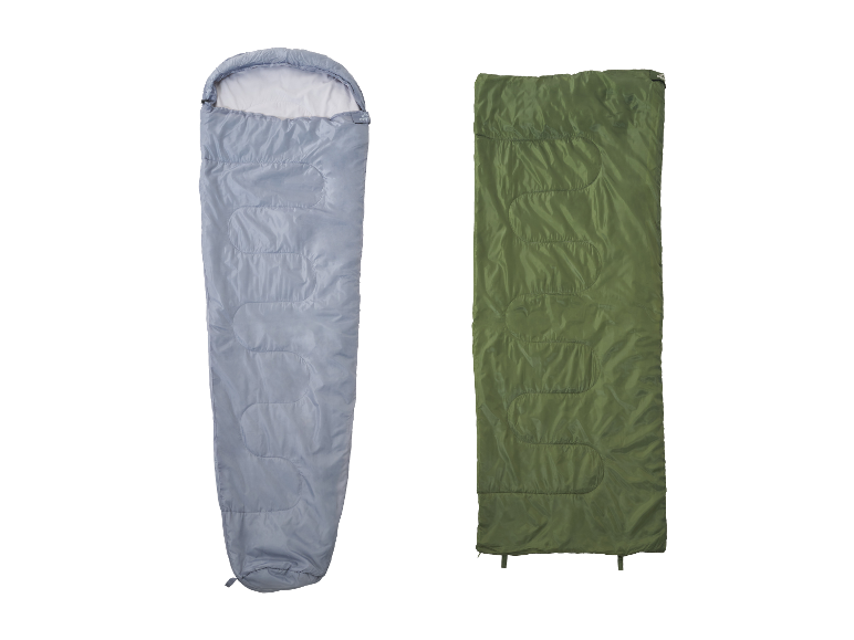 Deux sacs de couchage, un bleu clair et un vert olive, sur fond blanc.