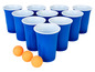 Des gobelets bleus pour le beer pong avec des balles orange.