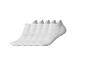 Cinq chaussettes basses blanches alignées