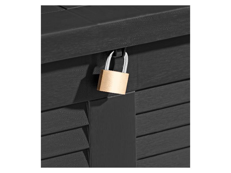 Cadenas en laiton sur un coffre de rangement extérieur noir texturé