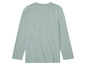 Un t-shirt à manches longues bleu clair.