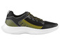 Des baskets noires avec des accents jaunes.