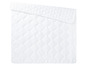 Une couette blanche avec un motif en losanges.