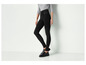 Leggings noirs taille haute et mocassins noirs.