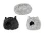 Trois lits pour animaux en peluche, dont deux avec des oreilles.