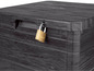 Une boîte de rangement Stabilit noire avec un cadenas.