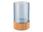 Un vase en verre bleu sur un piédestal en bois.