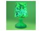 Lampe de table verte avec abat-jour à motifs de personnages de dessins animés et de feuilles.